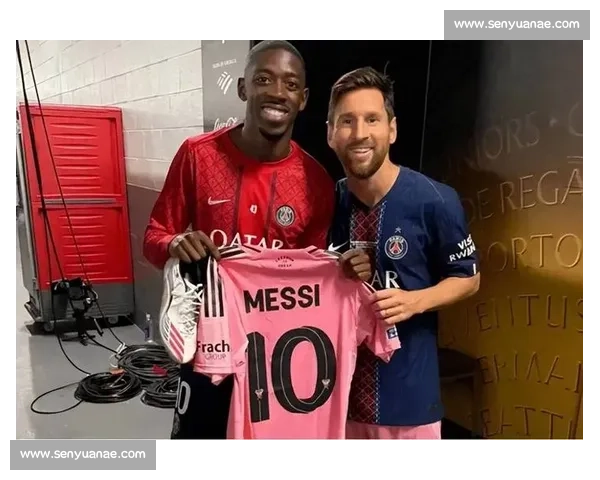 登贝莱追星梅西名场面！更衣室勾肩搭背聊 5 分钟，巴萨老队友再续兄弟情